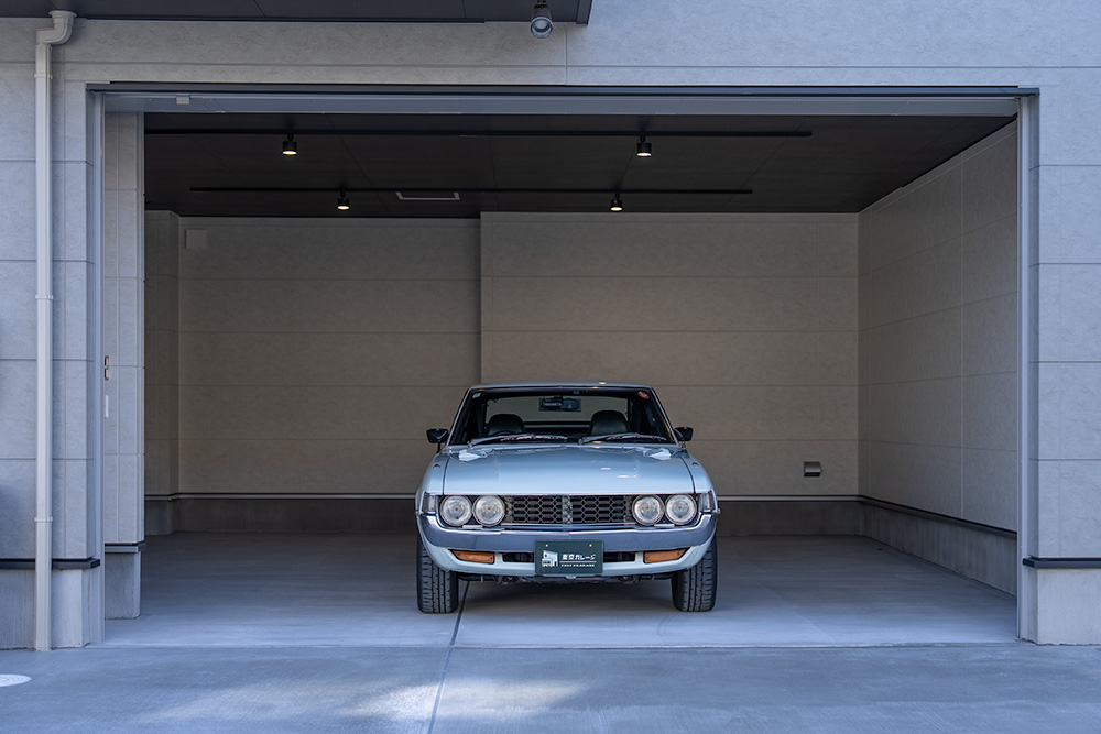 ガレージのシャッターを半分開けた様子