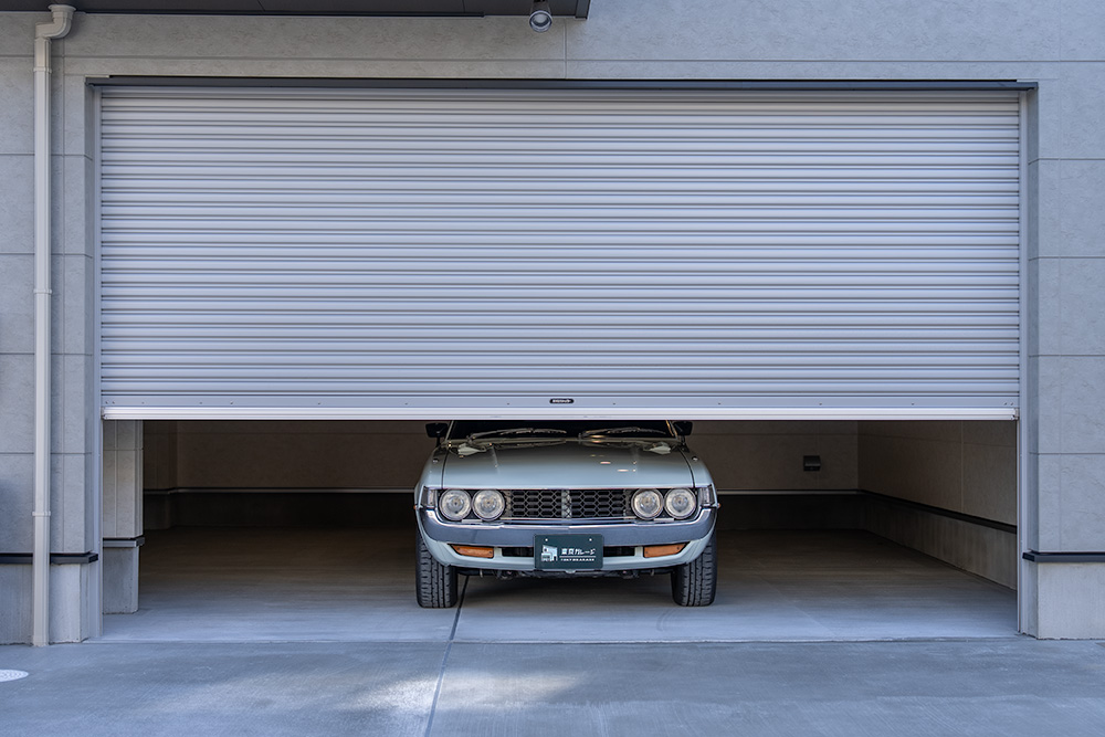 ガレージのシャッターを半分開けた様子