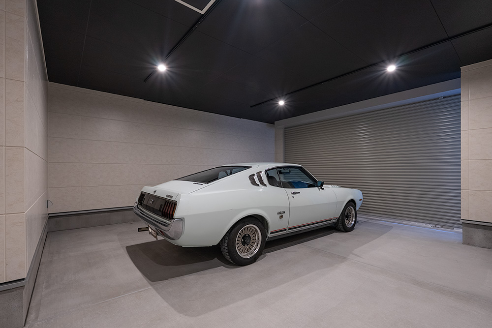 ガレージ内に駐車したTOYOTA_Celicaをリアから見た様子