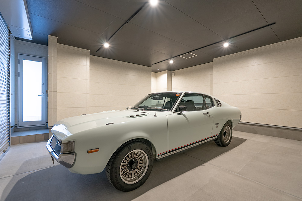 ガレージ内に駐車したTOYOTA_Celicaをフロントから見た様子