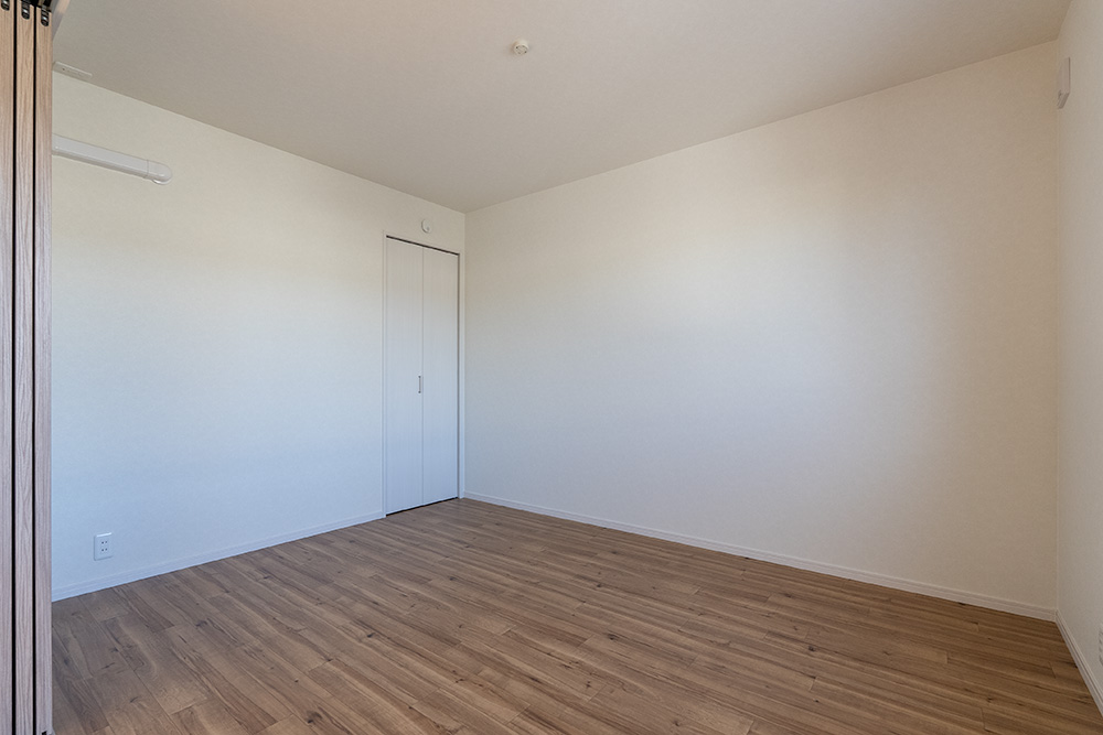 6帖の洋室の壁側を見た様子