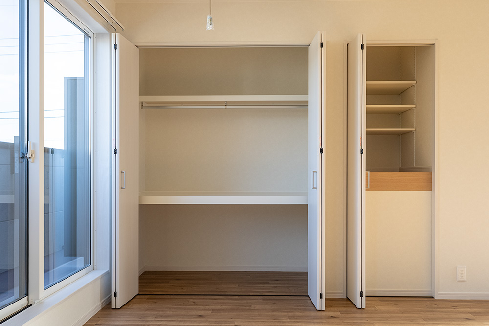 13.2帖のLDKに備わる大型クローゼットの扉を開けた様子