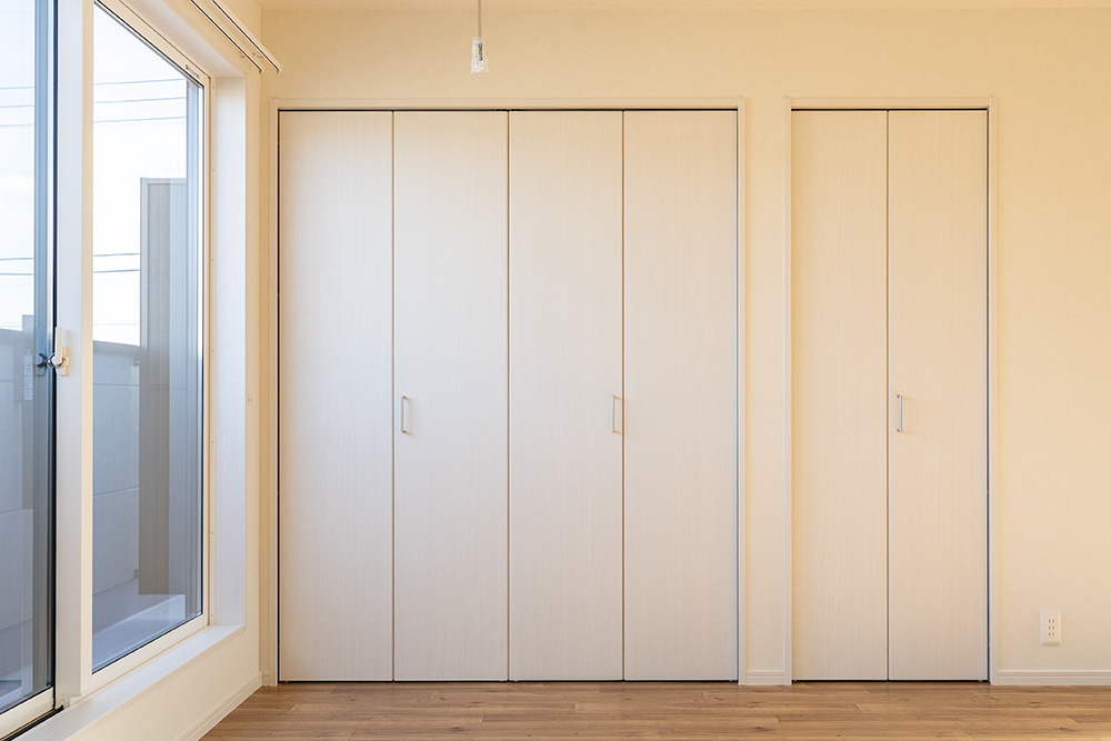 13.2帖のLDKに備わる大型クローゼットの扉を閉めた様子