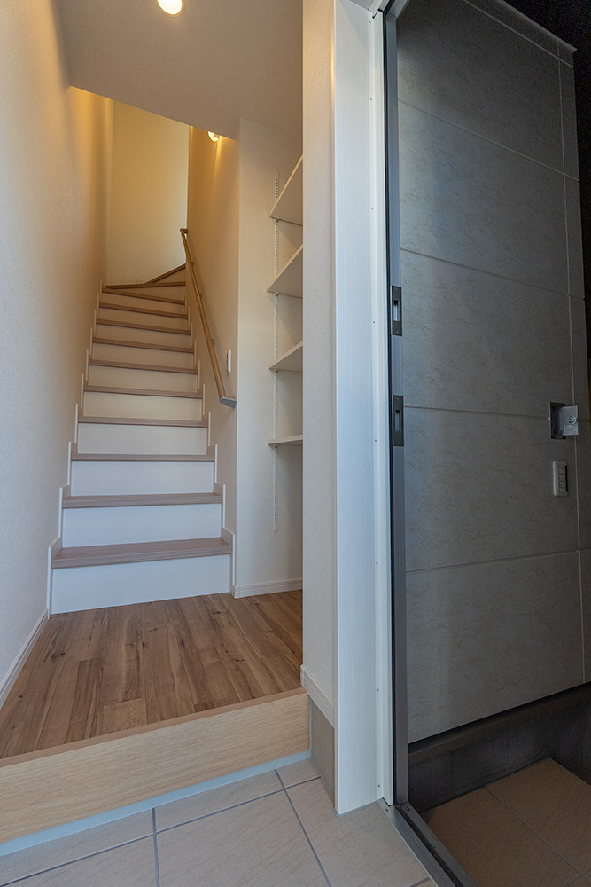 2階居室へと階段