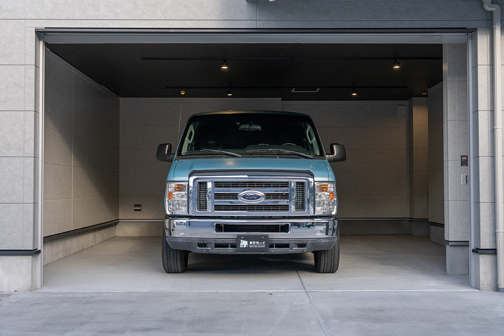 ガレージに駐車したFord_E150を建物前から見た様子