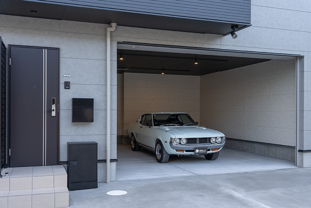 ガレージ内に佇むTOYOTA_Celica