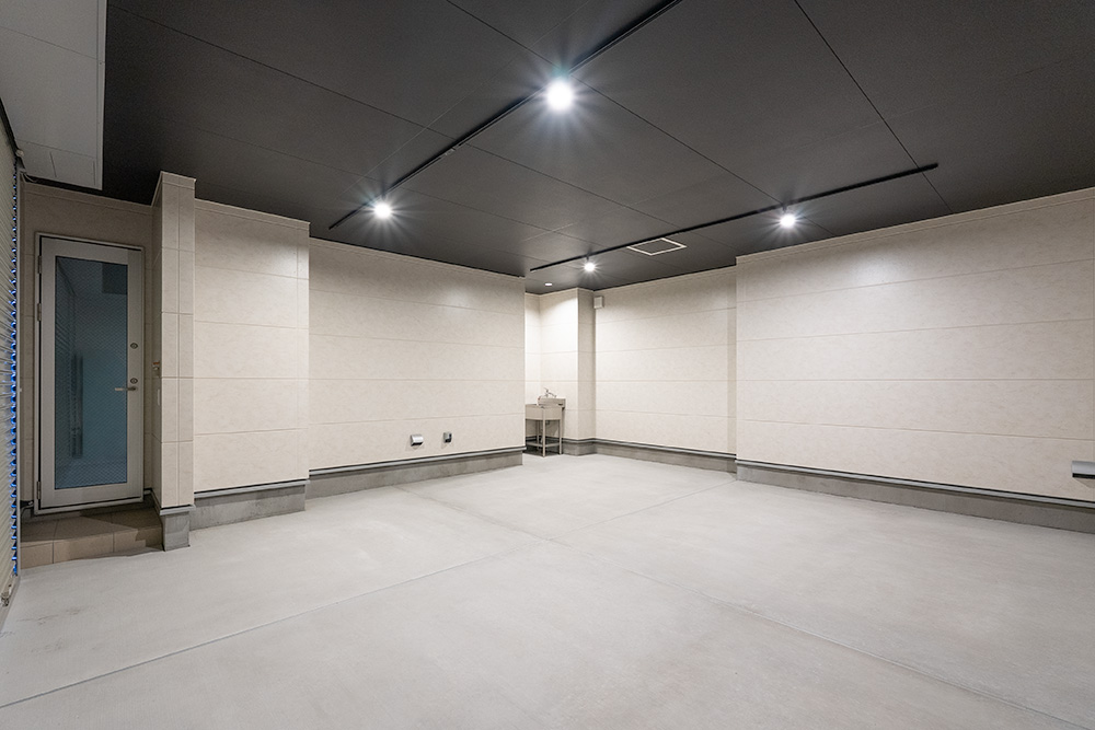 ガレージ内をシャッター側から見た様子