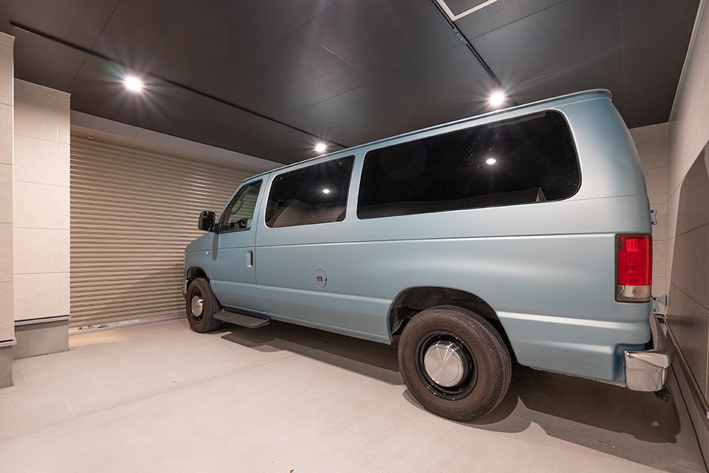 ガレージに駐車したFord_E150