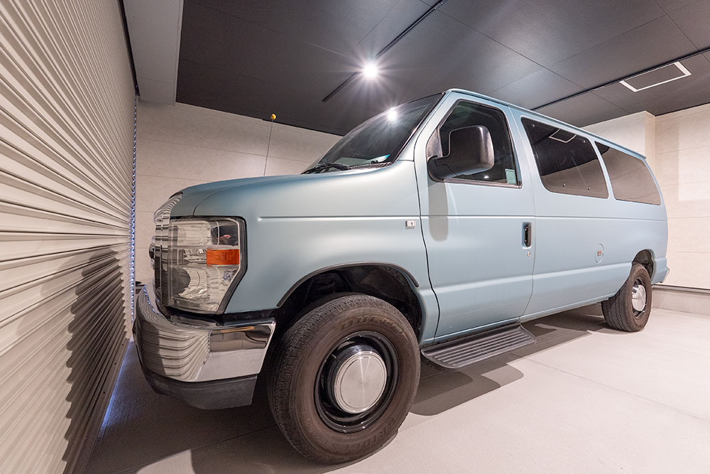 ガレージに駐車したFord_E150