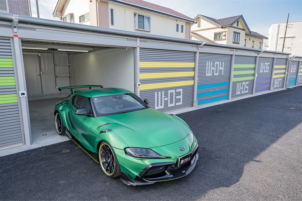 神奈川県平塚市大神6丁目の貸しガレージ「COCO GARAGE平塚」とTOM'Sスープラ