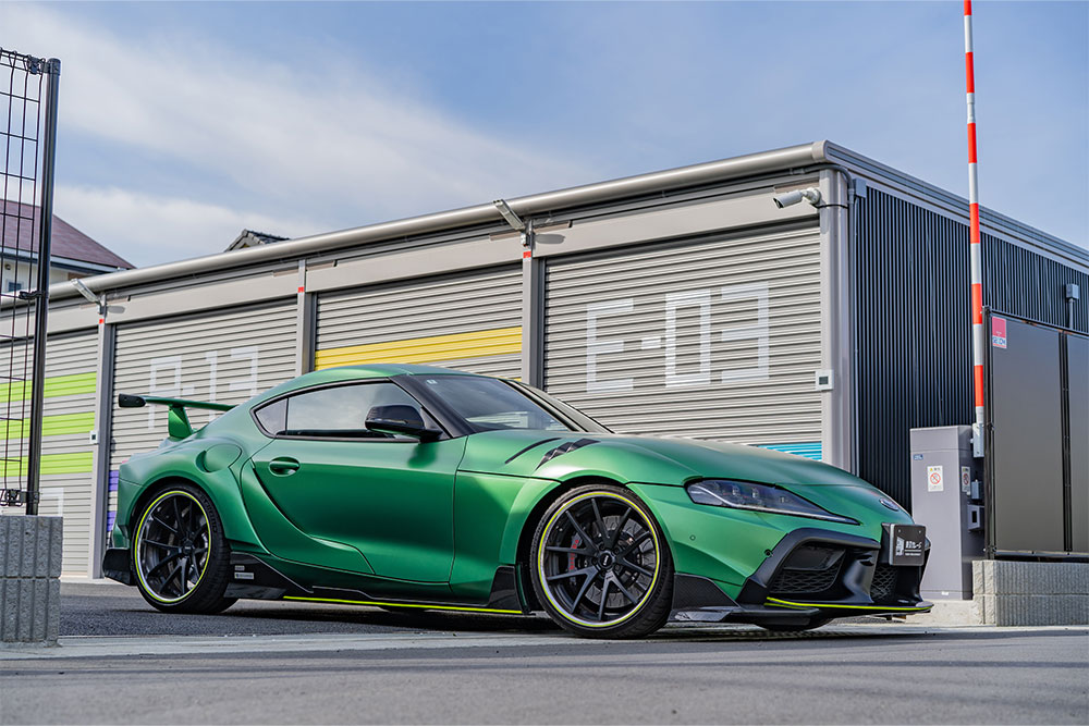 物件を出発するTOM'Sスープラ