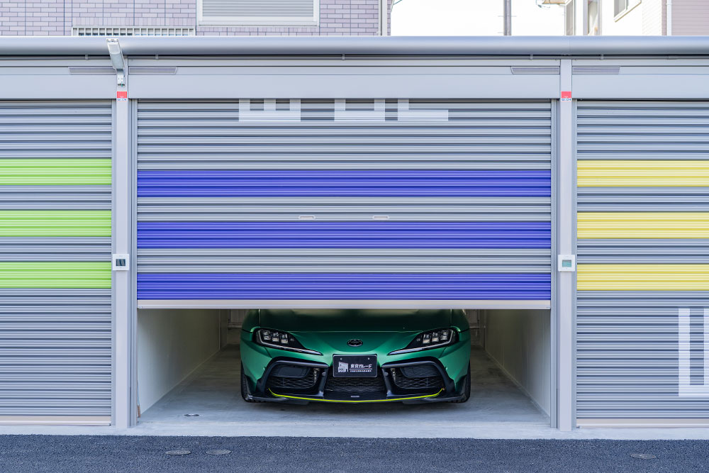 ガレージに駐車したTOM'Sスープラ