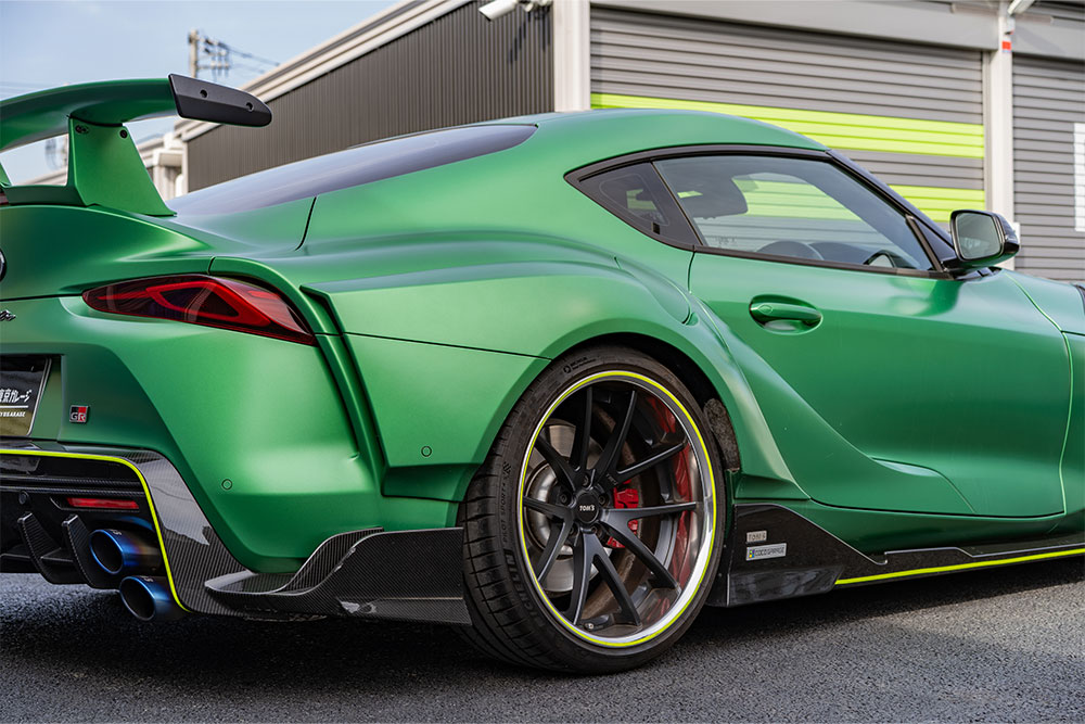 ガレージを出発するTOM'Sスープラ