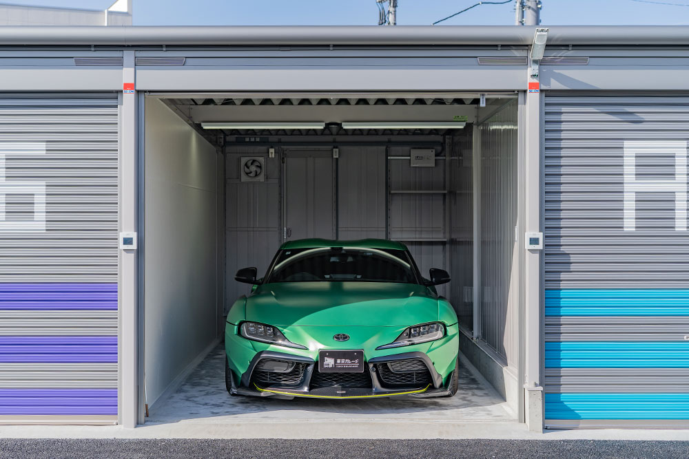 Aタイプのガレージに駐車したTOM'Sスープラ