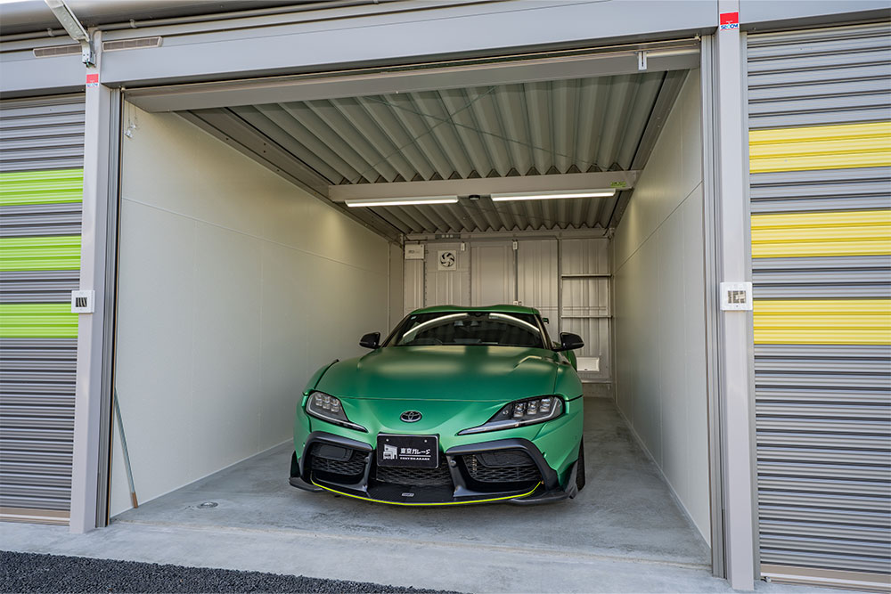 ガレージに駐車したTOM'Sスープラ