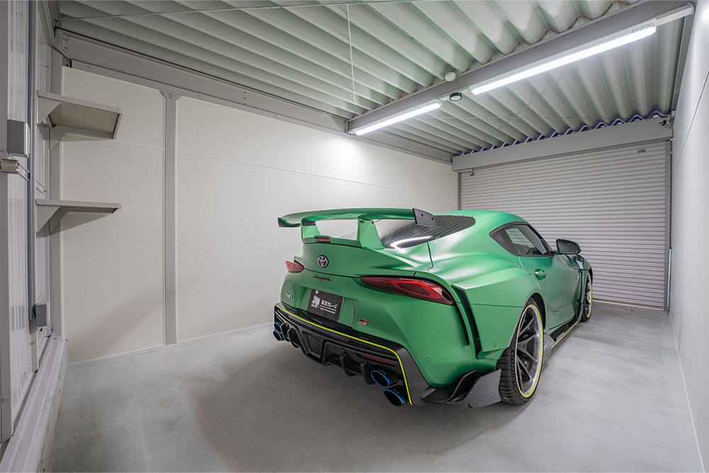 ガレージに駐車したTOM'Sスープラ