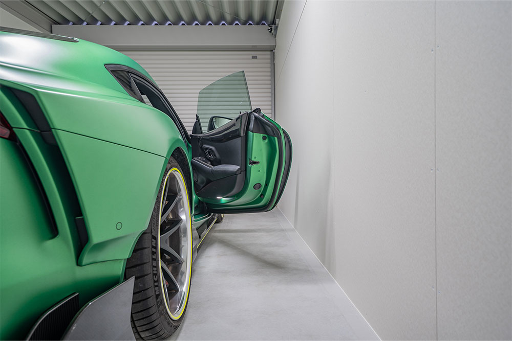 ガレージでドアを開けたTOM'Sスープラ