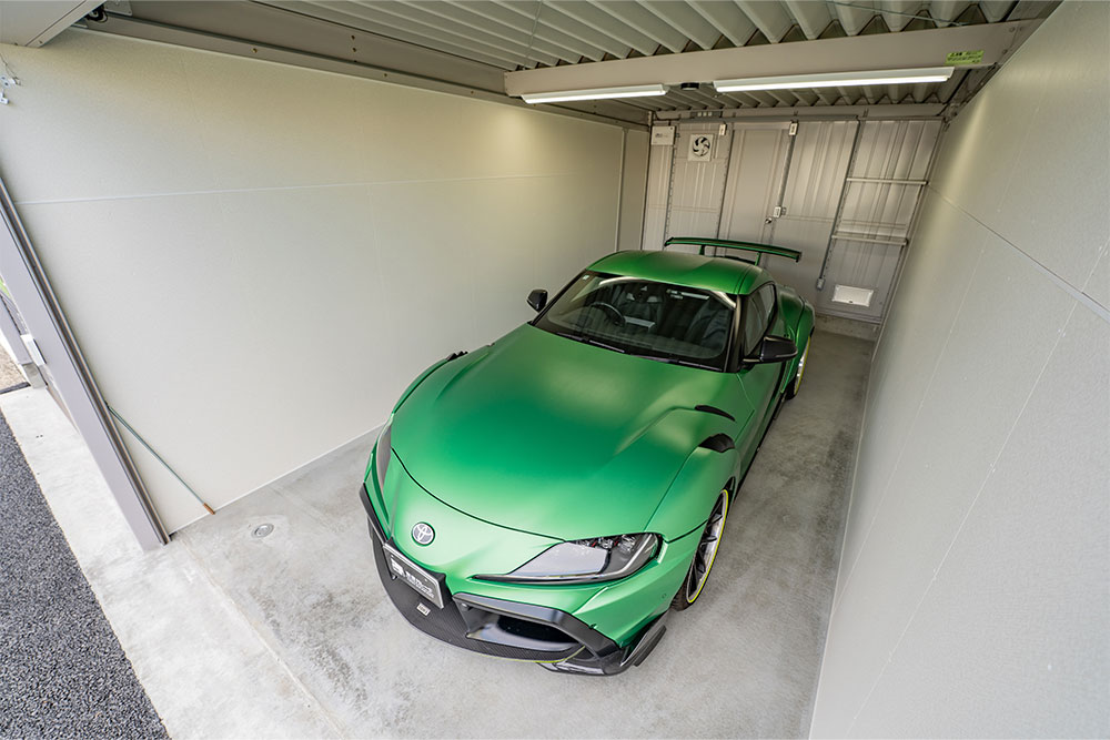 ガレージに駐車したTOM'Sスープラ