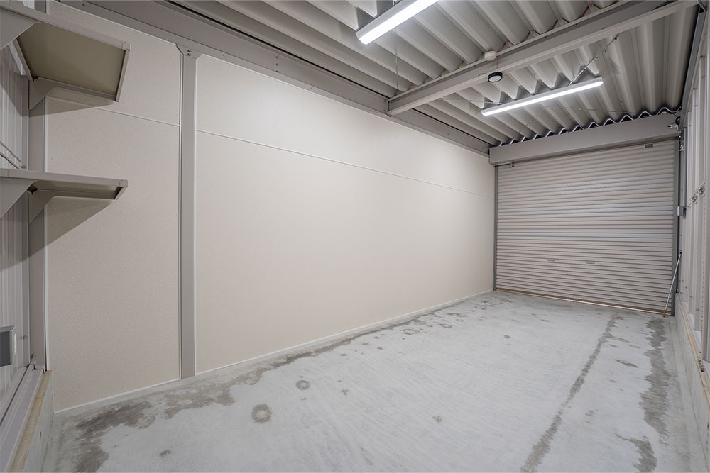 Eタイプのガレージ内観