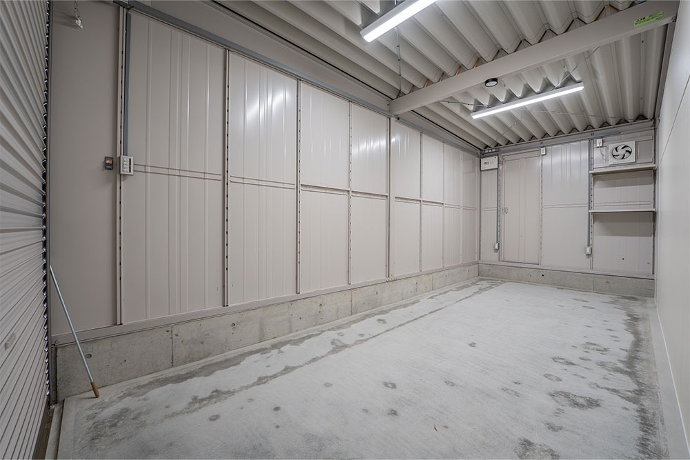 Eタイプのガレージ内観