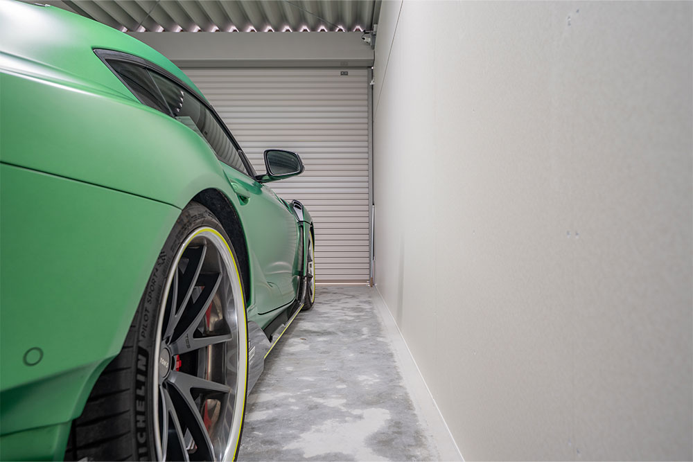 Aタイプのガレージに駐車したTOM'Sスープラ