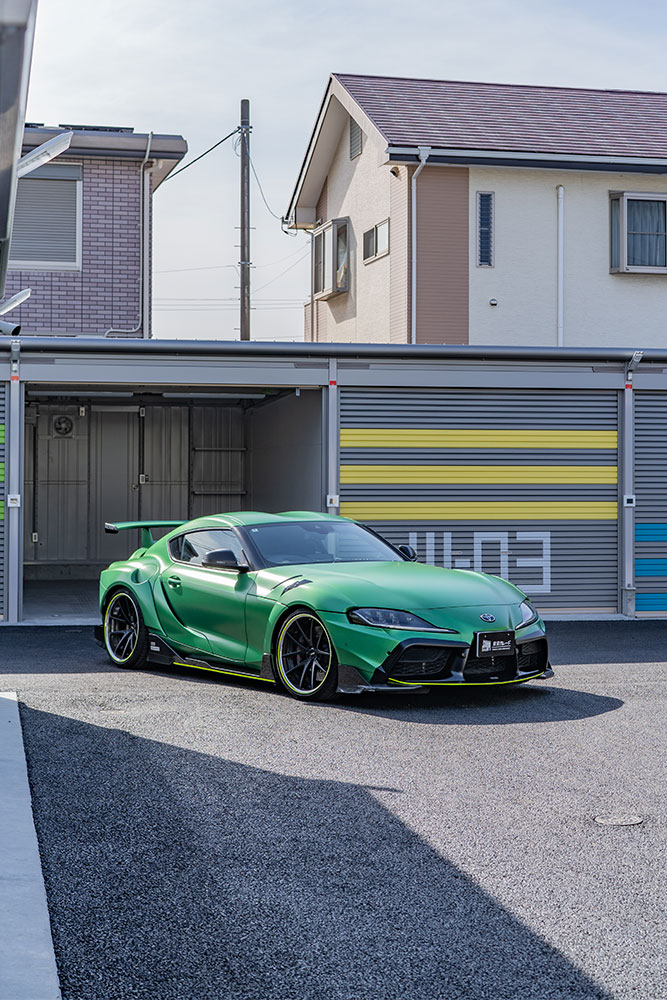 ガレージを出発するTOM'Sスープラ