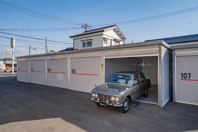コンビニや飲食店が並ぶ県道沿い、100V付き貸しガレージ｜木更津市
