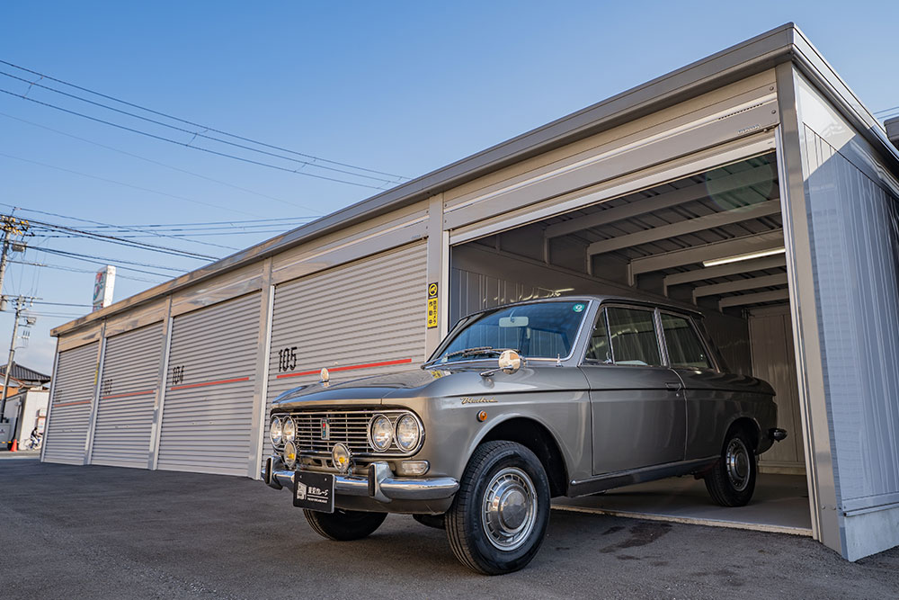 ガレージを出発する銭ブル