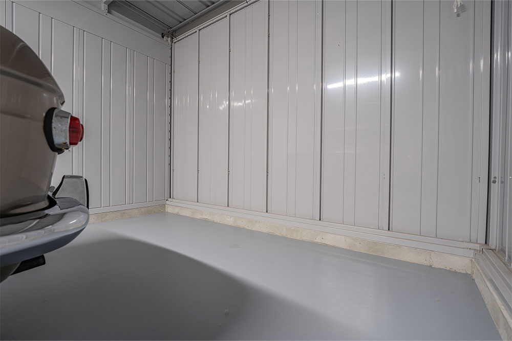 ガレージに駐車した銭ブル