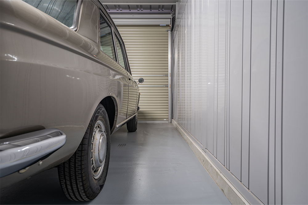 ガレージに駐車した銭ブル