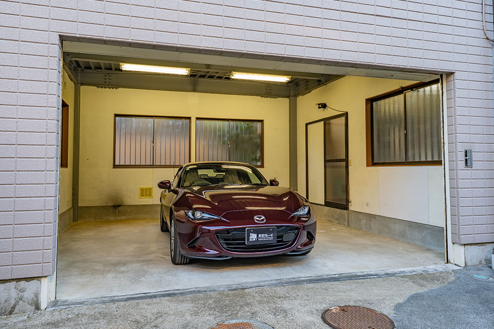 ガレージに駐車したNDロードスター