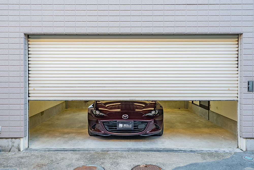 ガレージに駐車したNDロードスター