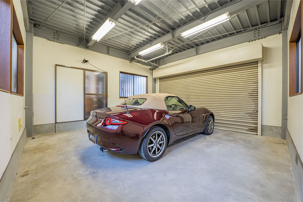 横幅5.01m、小型車なら2台格納できる