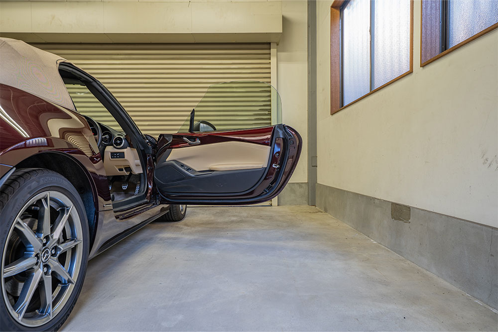 ガレージでドアを開けたNDロードスター