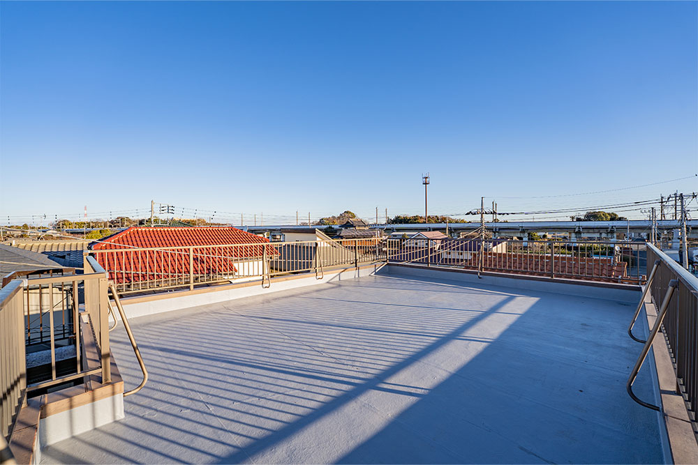 屋外階段で昇降する屋上（7.5m×6.1m）