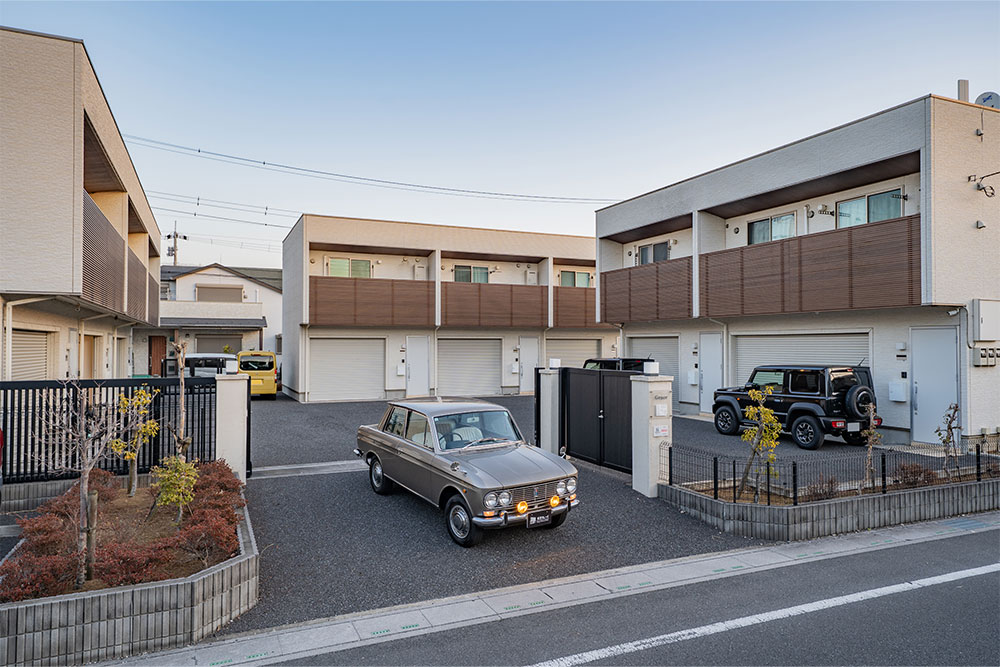 電動ゲート完備でプライベート感ある雰囲気