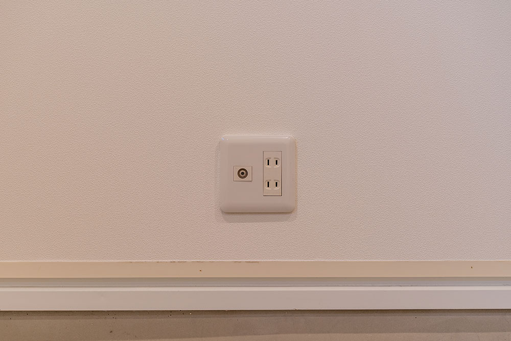 100VコンセントとTVアンテナ