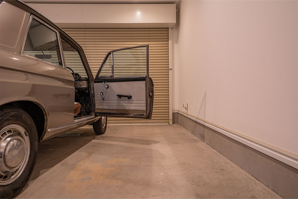 ガレージでドアを開けた銭ブル