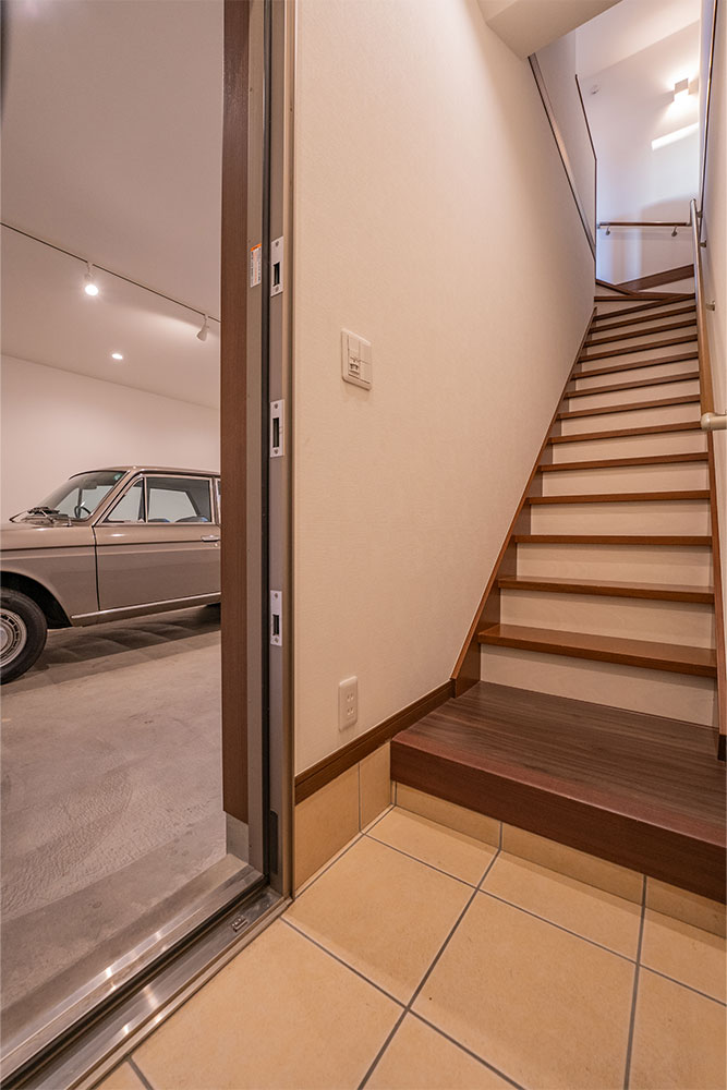 玄関から見たガレージ