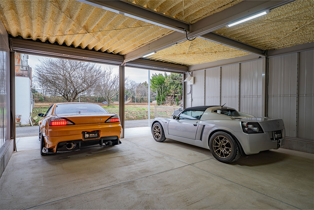 ガレージを出発するS15シルビア