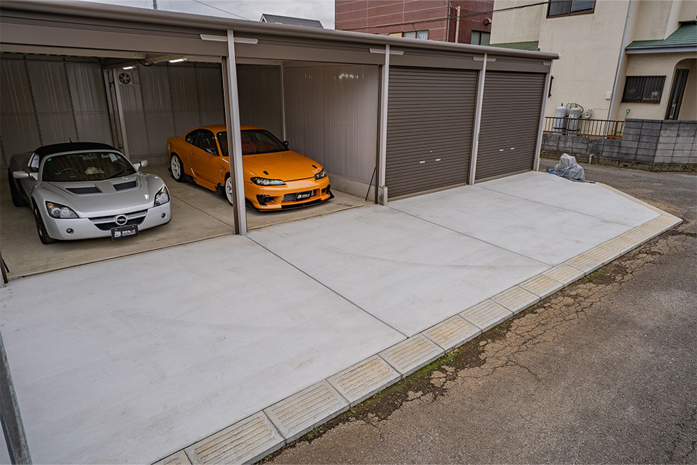 ガレージ前の一時駐車スペース