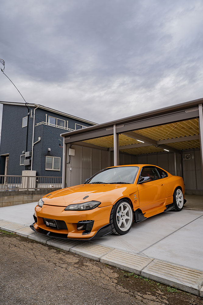 ガレージを出発するS15シルビア