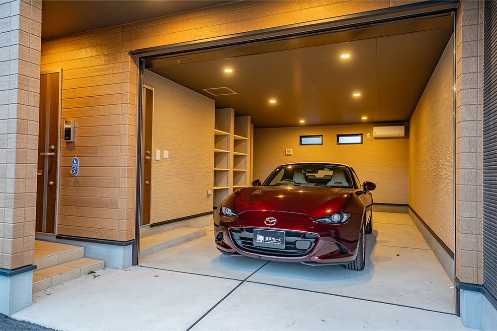 ガレージに駐車したNDロードスター