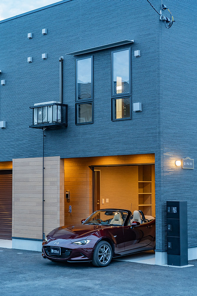 ガレージを出発するNDロードスター