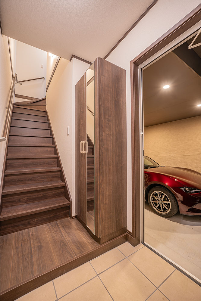 玄関から見たガレージ