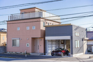 ヘーベルハウス施工の3LDK+天井高4.2mの別棟ガレージ｜佐倉市