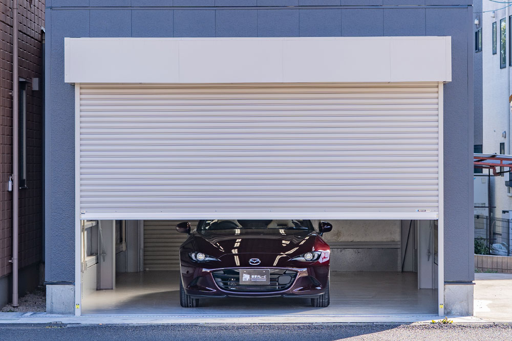 ガレージに駐車したNDロードスター