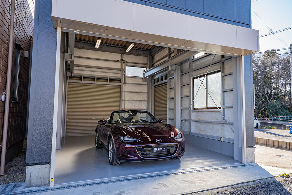 ガレージに駐車したNDロードスター