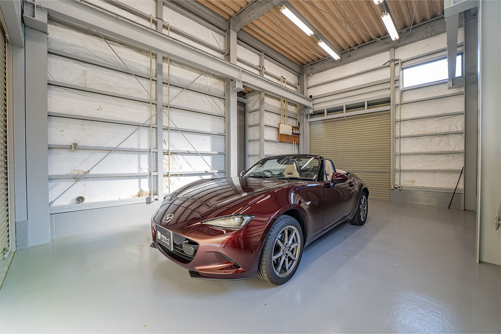 ガレージに駐車したNDロードスター