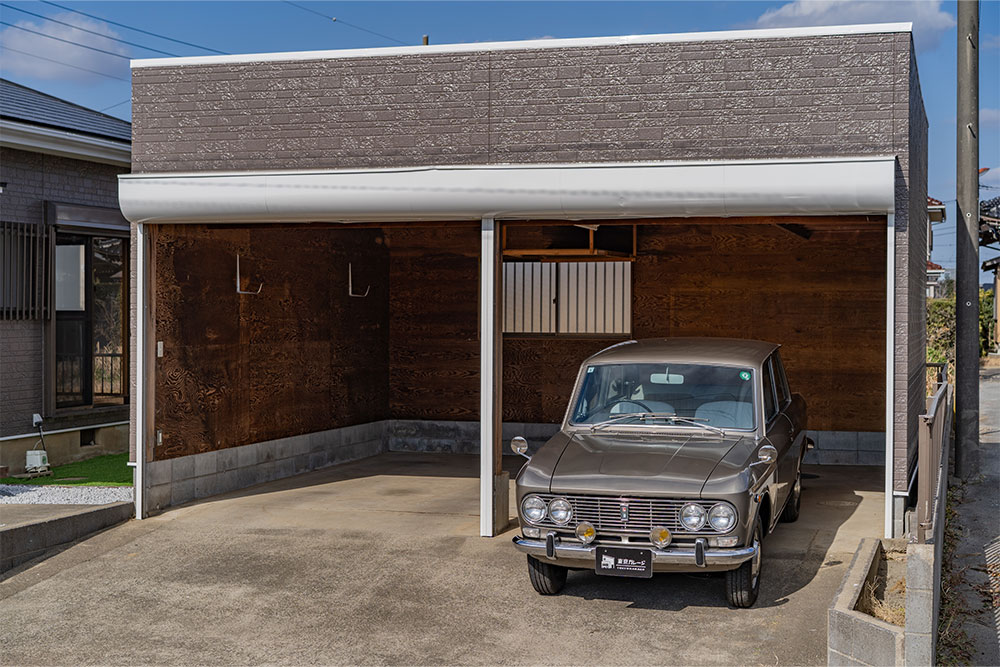 ガレージを出発する銭ブル